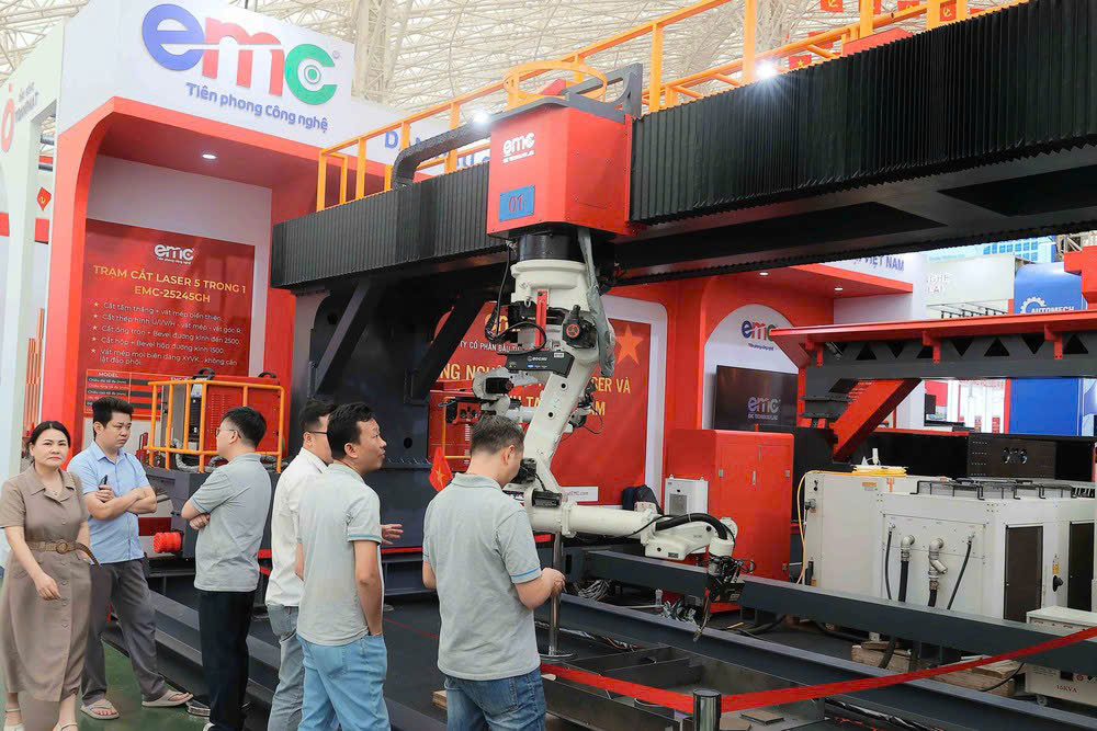 Không gian trưng bày của Công ty cổ phần đầu tư công nghệ EMC tại triển lãm. Ảnh: An Đăng - TTXVN