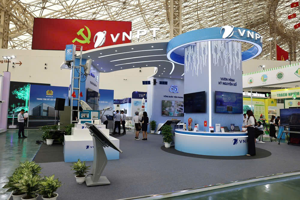 Gian trưng bày của Tập đoàn Bưu chính Viễn thông Việt Nam tại triển lãm. Ảnh: Thanh Tùng - TTXVN