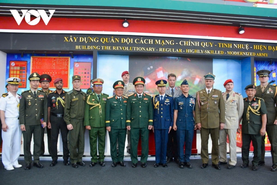 Khách tham quan quốc tế chụp ảnh kỉ niệm tại gian trưng bày của Bộ Quốc phòng tại Triển lãm
