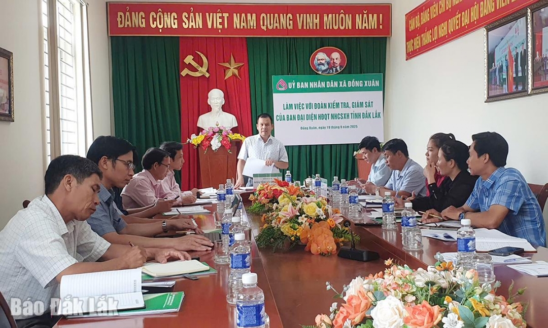 Ông Nguyễn Minh Hòa, Phó Chánh Văn phòng UBND tỉnh, thành viên Ban đại diện Hội đồng quản trị Ngân hàng Chính sách xã hội tỉnh, trưởng đoàn kiểm tra, giám sát phát biểu ý kiến tại buổi kiểm tra, giám sát.