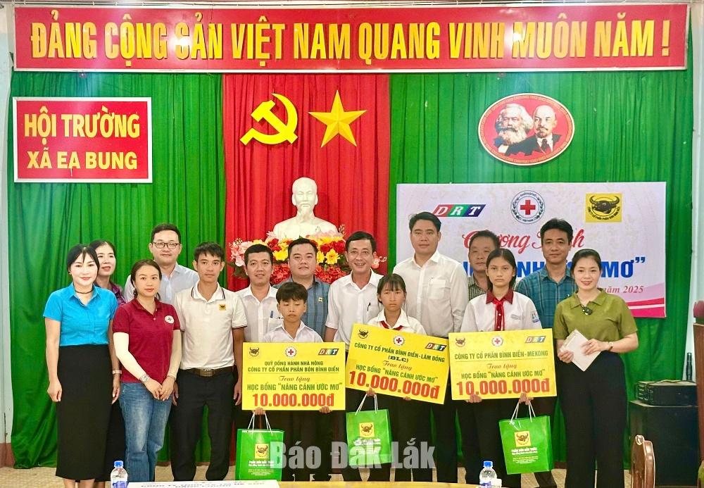 Các em học sinh nhận học bổng từ chương trình.