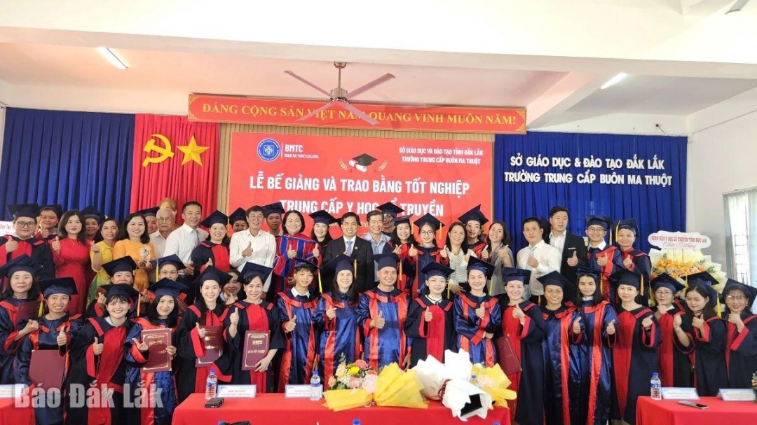 Thầy và trò Trường Trung cấp Buôn Ma Thuột tại 