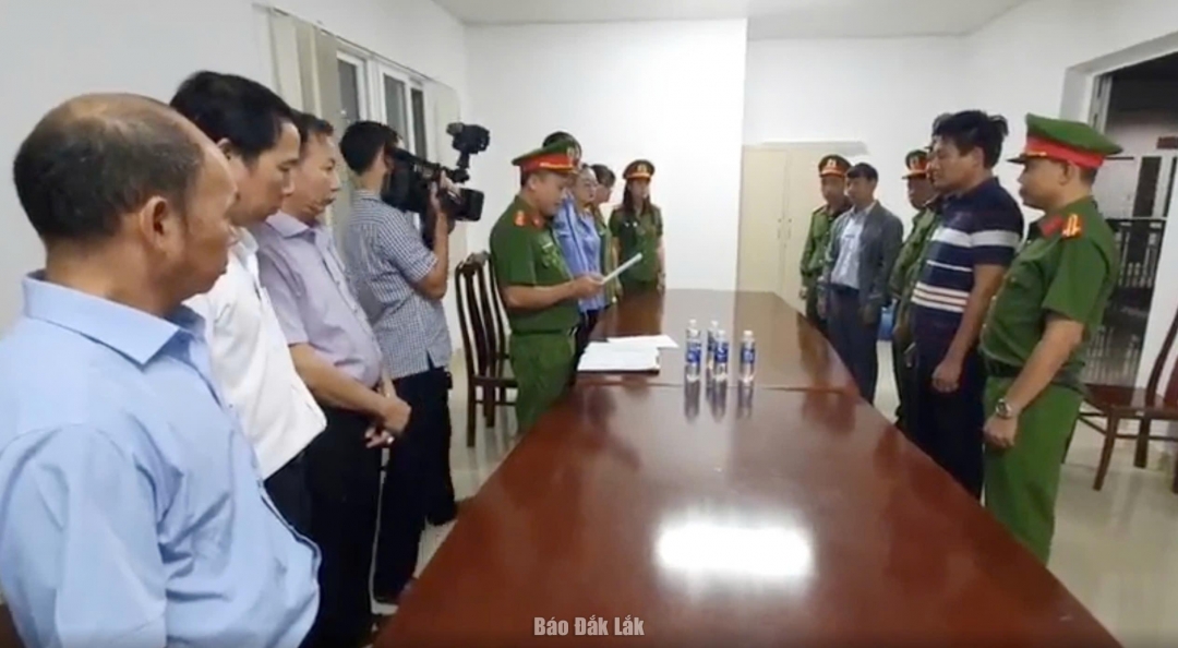 Cơ quan điều tra tiến hành tống đạt các quyết định khởi tố, bắt tạm giam 2 bác sĩ.