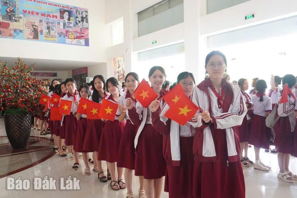 Học sinh Trường THCS & THP Đông Du ( tỉnh Đắk Lắk) háo hức 