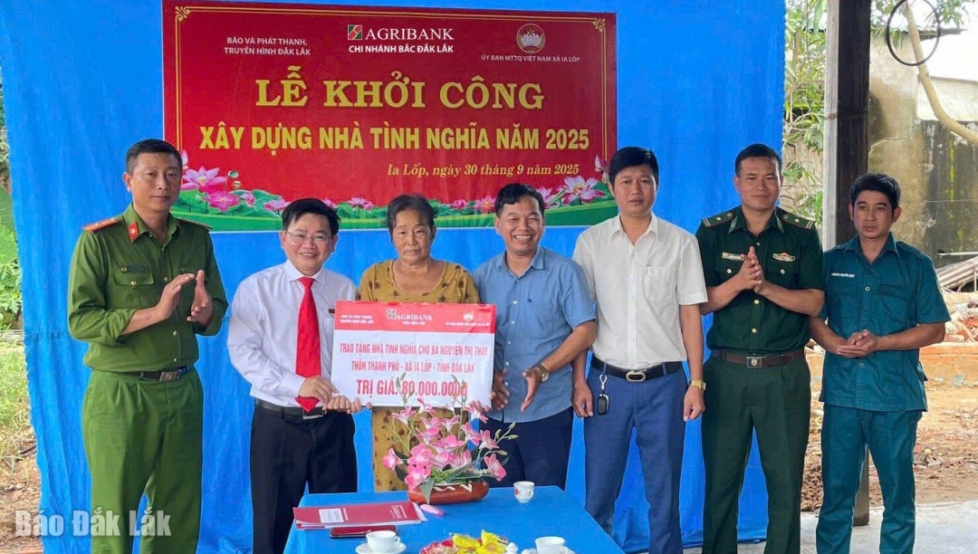 Các đại biểu tại lễ khởi công xây dựng nhà tình nghĩa tặng gia đình bà Nguyễn Thị Thay (thôn Thạnh Phú, xã Ia Lốp).