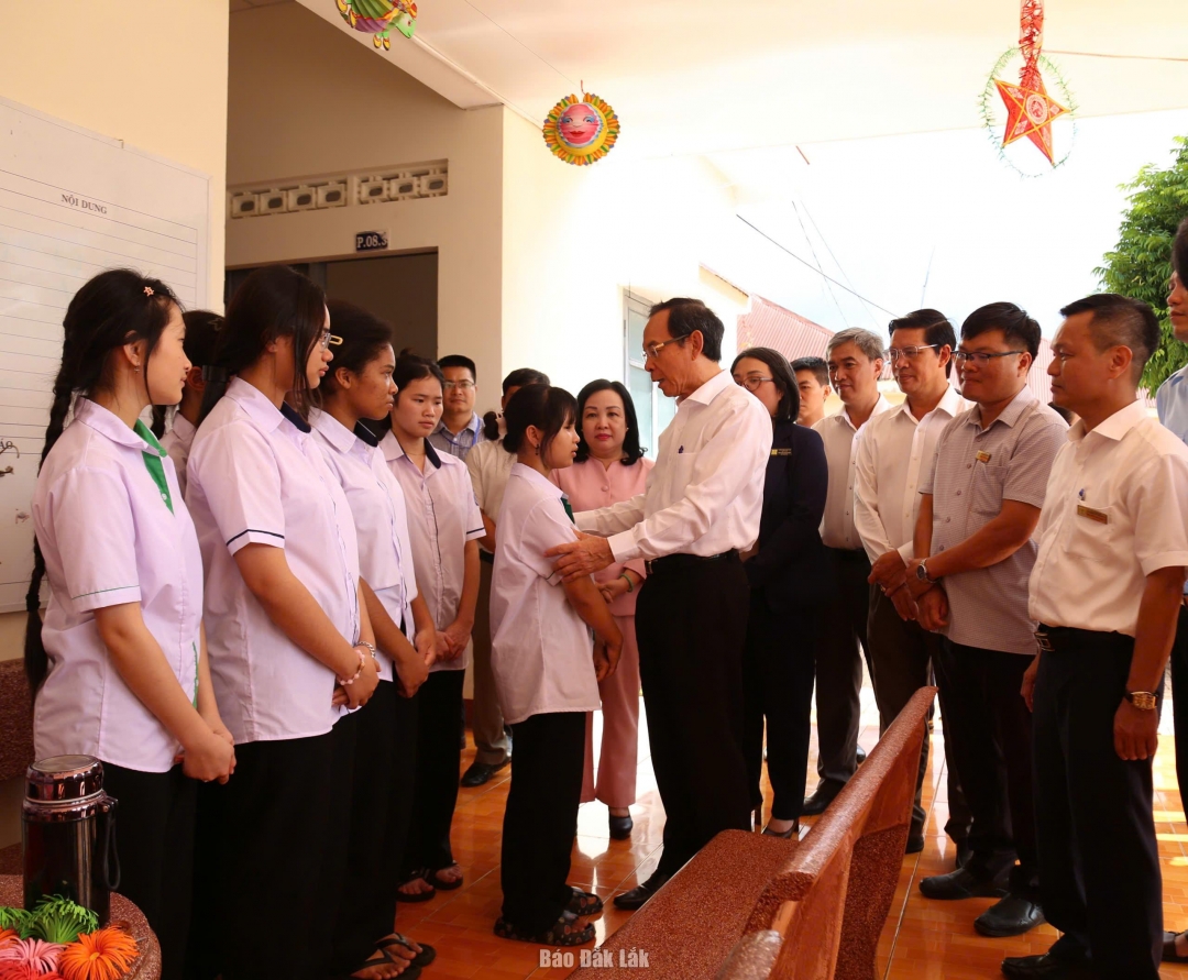 Đồng chí Nguyễn Văn nên động viên các em nhỏ đang được nuôi dưỡng, chăm sóc tại Trung tâm Bảo trợ xã hội và trẻ em tỉnh Đắk Lắk 