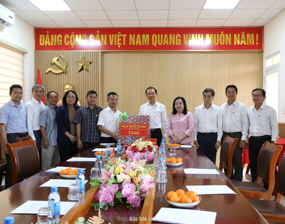 Đoàn công tác tặng quà tại Trung tâm Bảo trợ xã hội và trẻ em tỉnh Đắk Lắk 