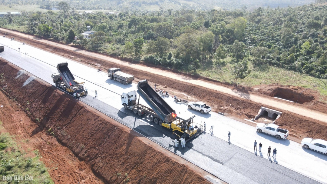 mạnh tiến độ giải ngân vốn đầu tư công phải gắn với bảo đảm chất lượng công trình, dự án là một trong những giải pháp để tăng trưởng kinh tế - xã hội 8% trở lên năm 2025. Trong ảnh: thi công cao tốc Khánh Hòa - Buôn Ma Thuột