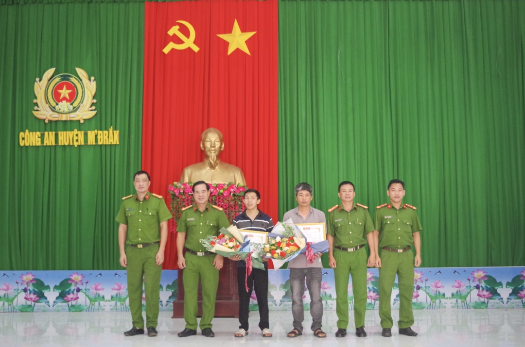 Công an huyện M’Drắk trao Giấy khen tặng 2 quần chúng nhân dân.