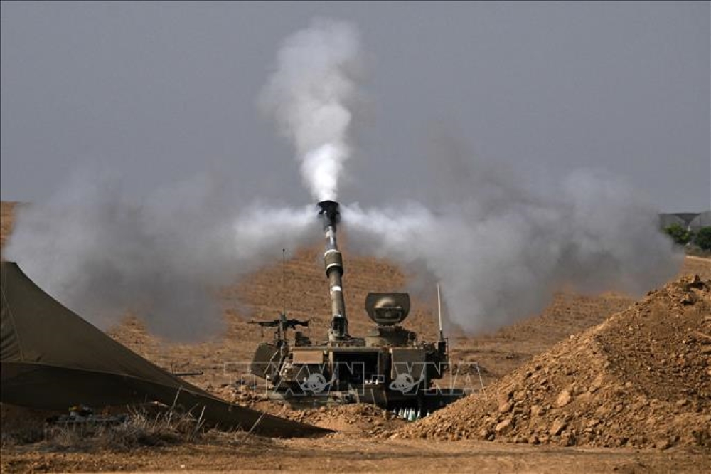 Pháo tự hành M109 155mm của quân đội Israel phóng đạn pháo về Dải Gaza ngày 28/10. Ảnh: AFP/TTXVN