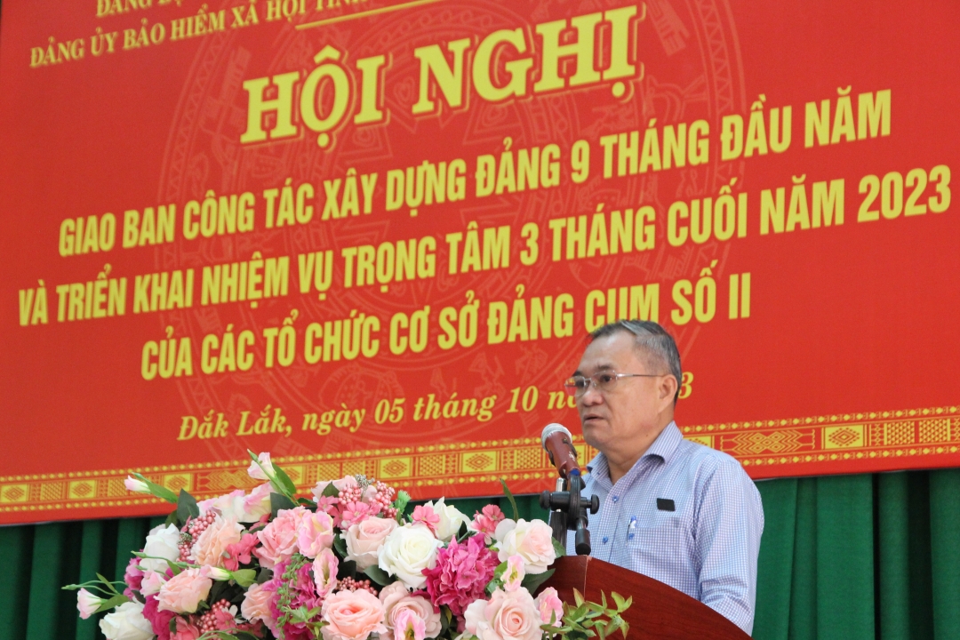 Phó Bí thư Thường trực Đảng ủy Khối các cơ quan và doanh nghiệp tỉnh Nguyễn Đình Hoàng phát biểu tại hội nghị.