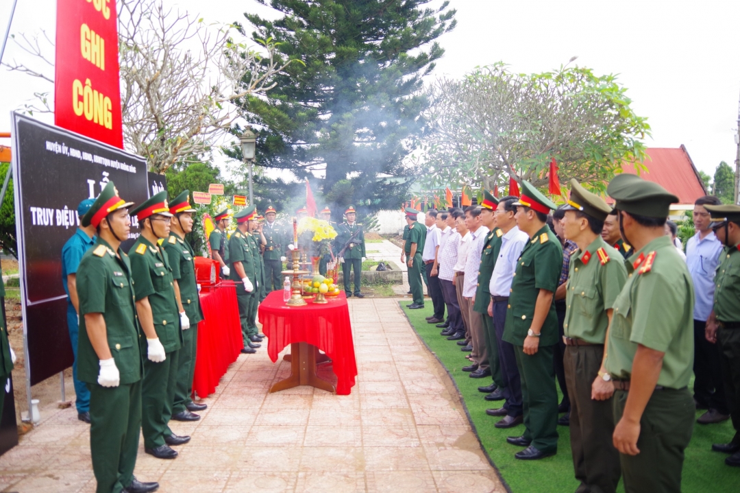 Huyện Krông Bông trang trọng tổ chức Lễ truy điệu, an táng hài cốt liệt sĩ.