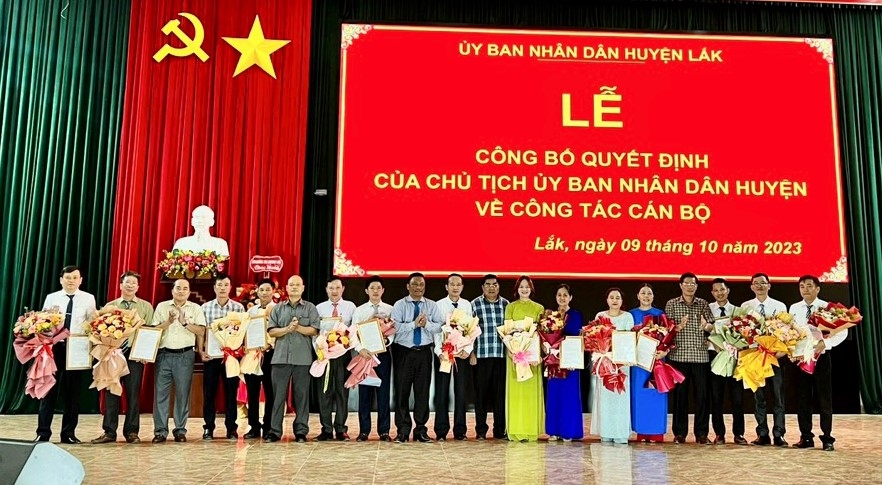 Lãnh đạo UBND huyện Lắk trao quyết định cho các cán bộ được bổ nhiệm.