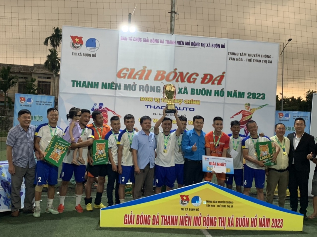 Ban Tổ chức trao Cúp Vô địch cho đội bóng phường Đạt Hiếu