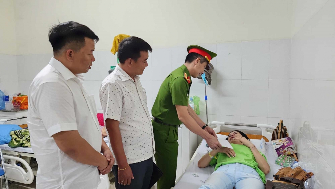 Đoàn công tác thăm hỏi và hỗ trợ nạn nhân vụ tai nạn giao thông đang điều trị tại Bệnh viện Đa khoa Thiện Hạnh.