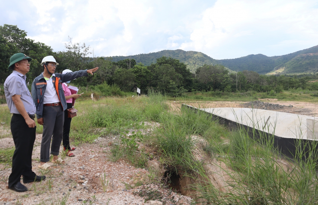 Lãnh đạo Ban Quản lý dự án công trình giao thông và nông nghiệp phát triển nông thôn tỉnh kiểm tra công trình đầu mối thuộc Dự án Hồ chứa nước Yên Ngựa tại xã Cư Êwi, huyện Cư Kuin.
