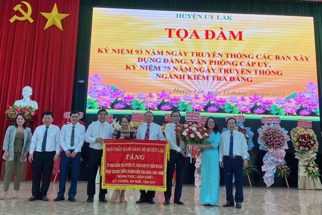 Ban Chấp hành Đảng bộ Huyện Lắk trao bức trướng tặng Ủy ban Kiểm tra Huyện ủy.