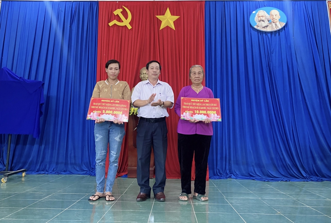 Trưởng Ban Tuyên giáo Huyện ủy, Giám đốc Trung tâm Chính trị huyện Nguyễn Xuân Hoản trao Quỹ Tiết kiệm cho đại diện hai gia đình có hoàn cảnh khó khăn.