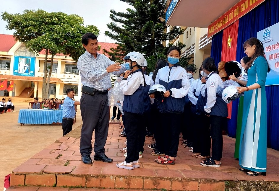 Chánh Văn phòng Ban An toàn giao thông tỉnh Bùi Văn Ngọc tặng mũ bảo hiểm cho học sinh Trường THCS Y Jút.