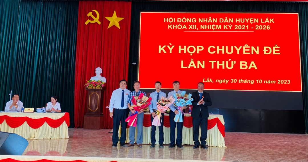 Bí thư Huyện ủy, Chủ tịch HĐND huyện Võ Ngọc Tuyên và Phó Bí thư Huyện ủy, Chủ tịch UBND huyện Lắk Nay Y Phú tặng hoa chúc mừng