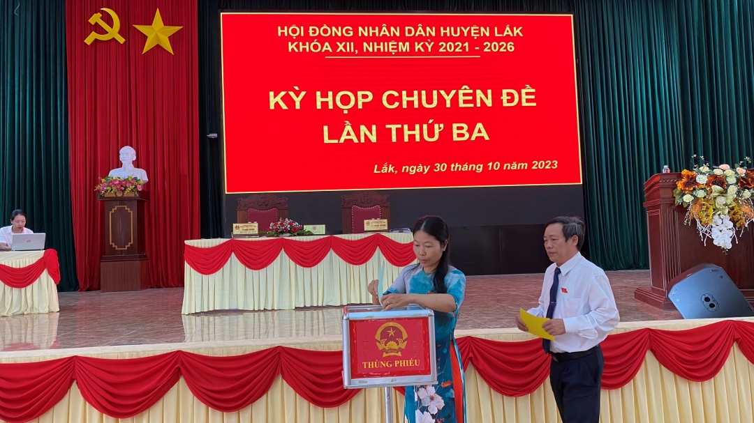 Đại biểu bỏ phiếu bầu bổ sung chức danh Ủy viên UBND huyện Lắk khóa XII, nhiệm kỳ 2021 - 2026.