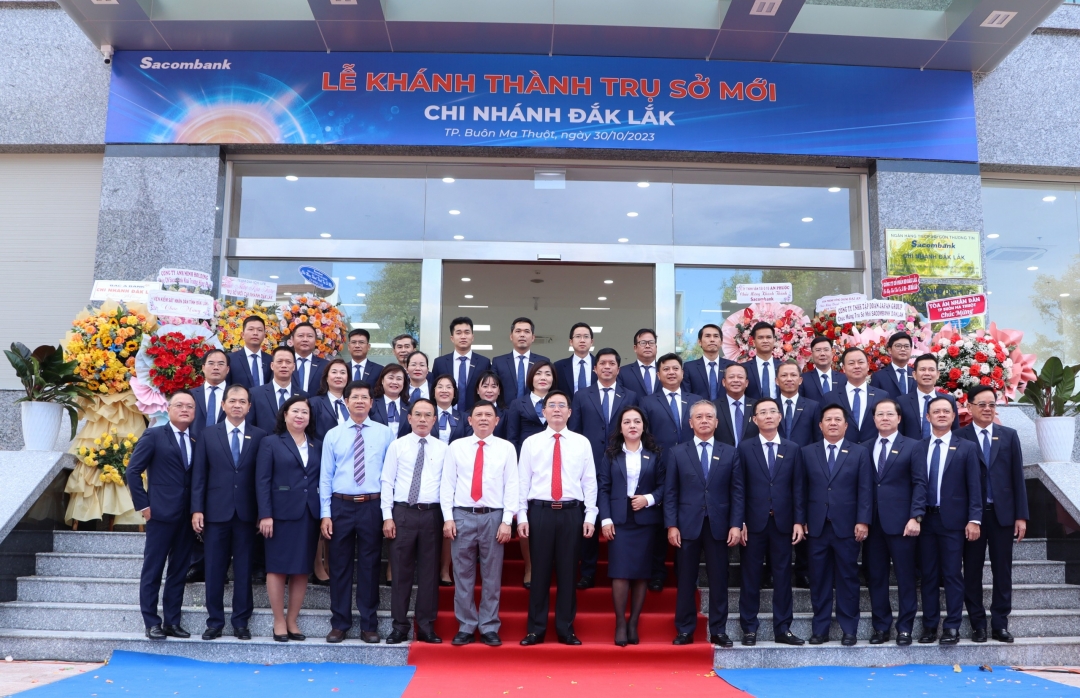 Lãnh đạo tỉnh chụp hình lưu niệm với tập thể cán bộ, nhân viên Samcombank chi nhánh Đắk Lắk