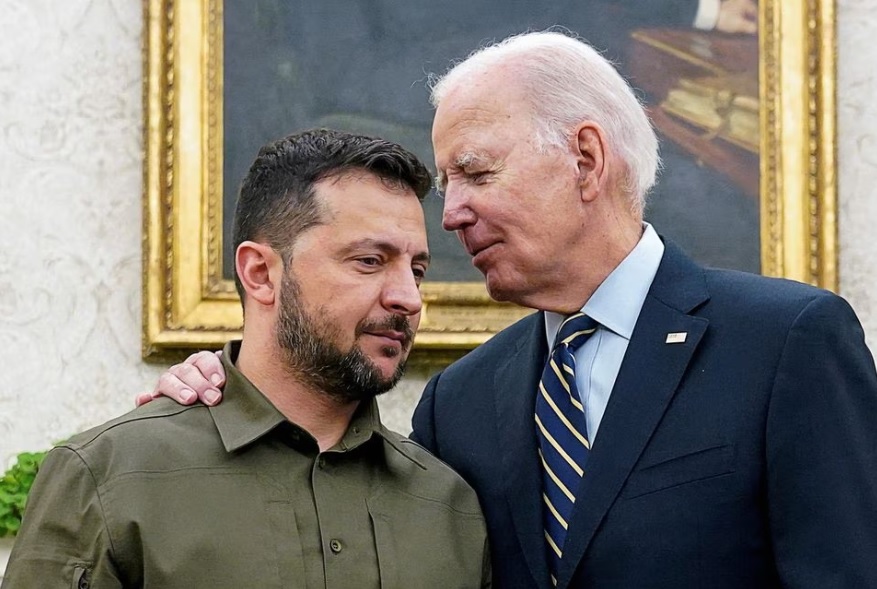 Tổng thống Mỹ Joe Biden (phải) và Tổng thống Ukraine Zelensky. Ảnh: Reuters