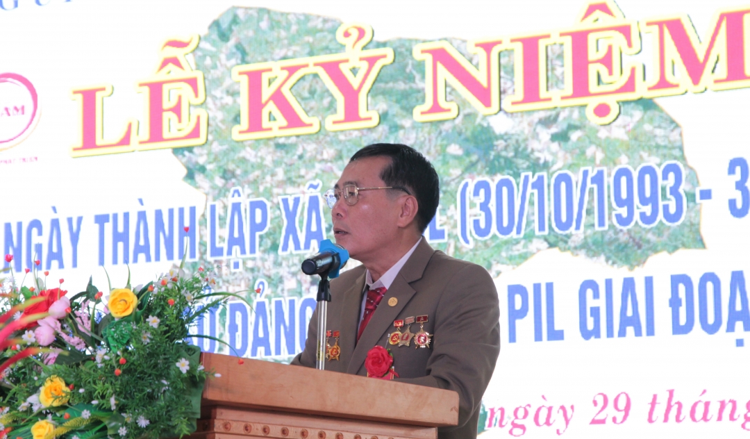 Bí thư Đảng ủy, Chủ tịch HĐND xã Ea Pil Nguyễn Văn Tám đọc diễn văn khai mạc tại buổi lễ.