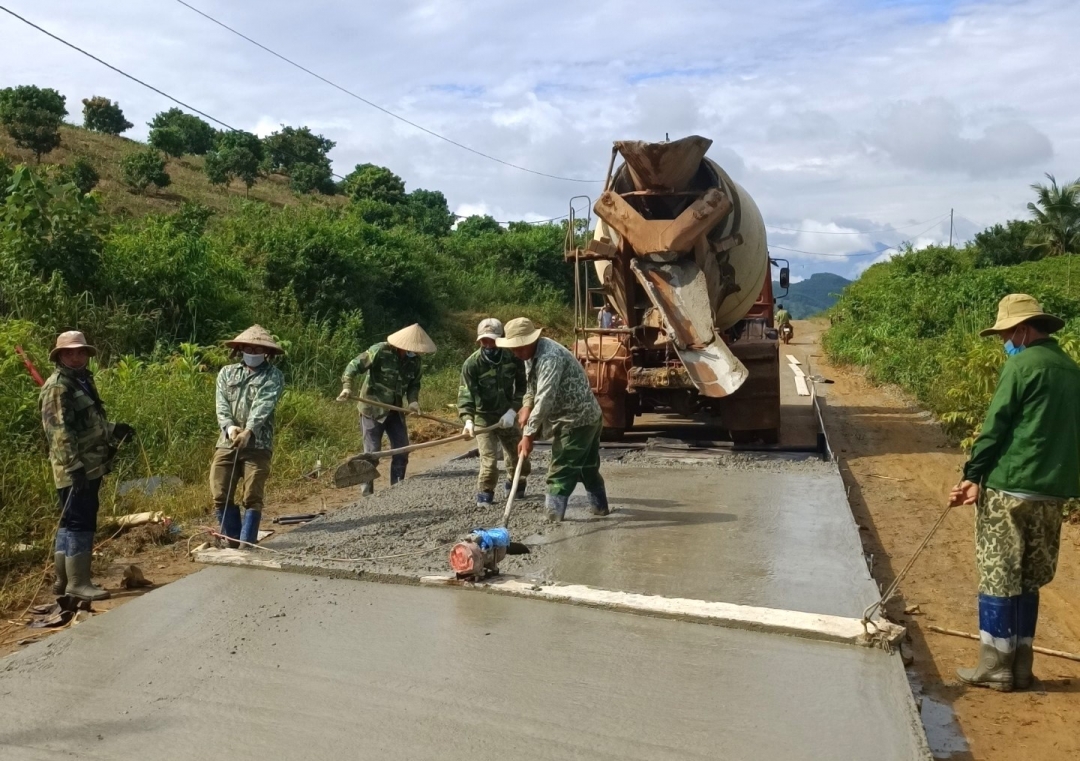 Thi công Dự án đường giao thông tại thôn Ea Rớt, xã Cư Pui, huyện Krông Bông. (Ảnh minh họa)