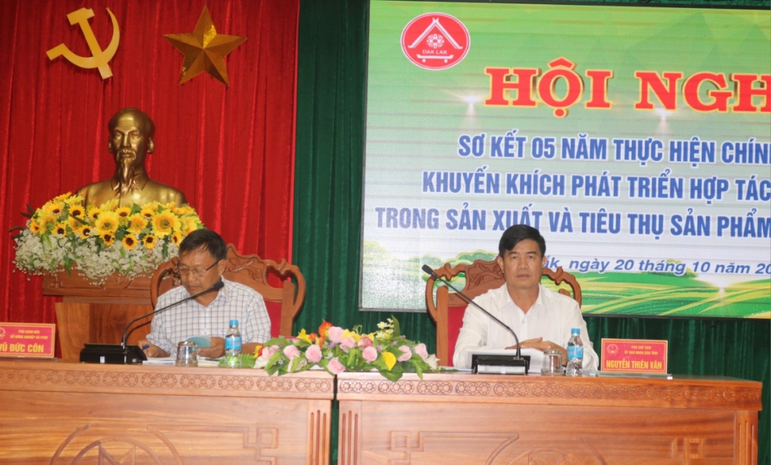 Phó Chủ tịch UBND tỉnh Nguyễn Thiên Văn và Phó Giám đốc Sở NN-PTNT Vũ Đức Côn đồng chủ trì hội nghị.
