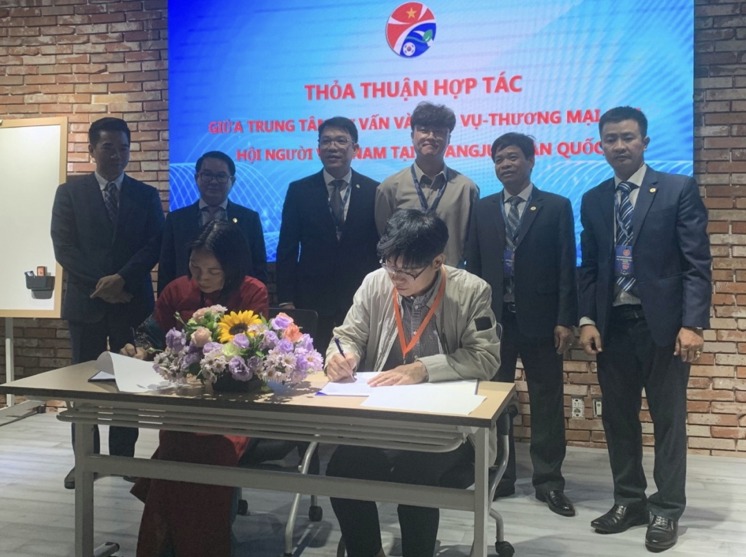 Đại diện doanh nghiệp Việt Nam và doanh nghiệp Hàn Quốc ký kết biên bản ghi nhớ hợp tác.
