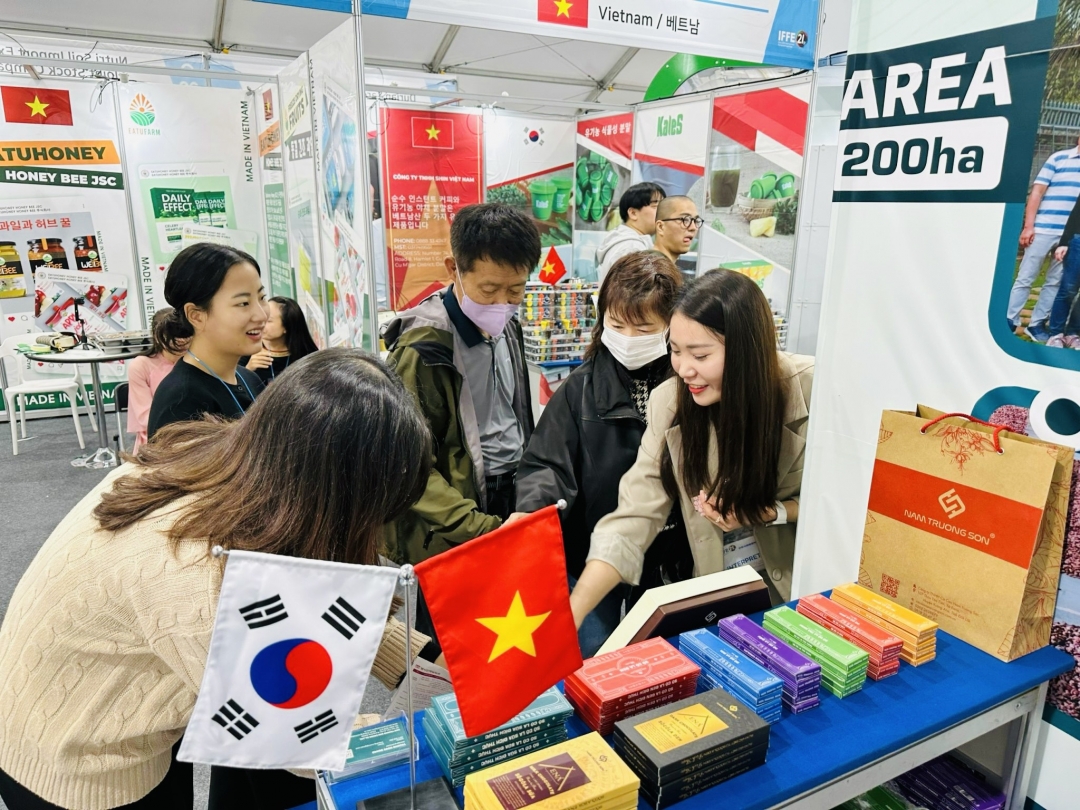 Khách hàng Hàn Quốc tham quan gian hàng trưng bày, giới thiệu sản phẩm ca cao và sô côla của Công ty TNHH Ca cao Nam Trường Sơn.
