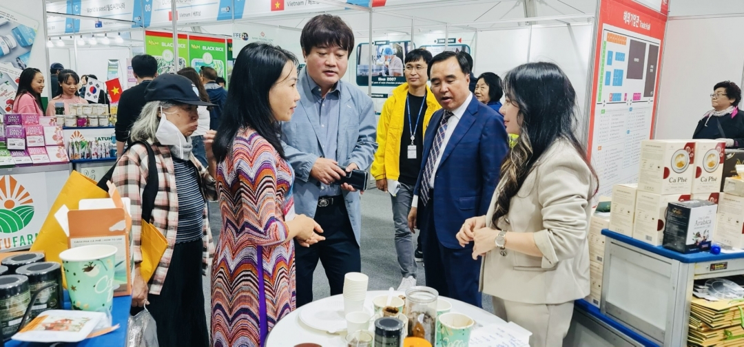 Doanh nghiệp Đắk Lắk giới thiệu với các nhà phân phối tại tỉnh Jeollabuk (Hàn Quốc) về năng lực sản xuất, cung ứng sản phẩm của đơn vị tại hội chợ.