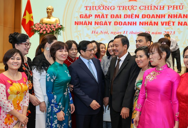 Thủ tướng Phạm Minh Chính trò chuyện với các doanh nhân, đại biểu tham dự buổi gặp mặt. Ảnh: baochinhphu.vn