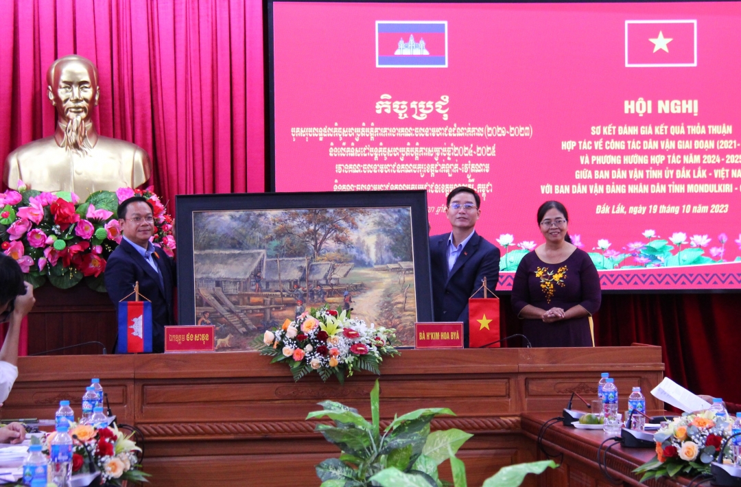 Ủy viên BCH TW Đảng, Bí thư Tỉnh ủy Đắk Lắk Nguyễn Đình Trung tặng tranh lưu niệm cho Ban Dân vận tỉnh Mondulkiri.