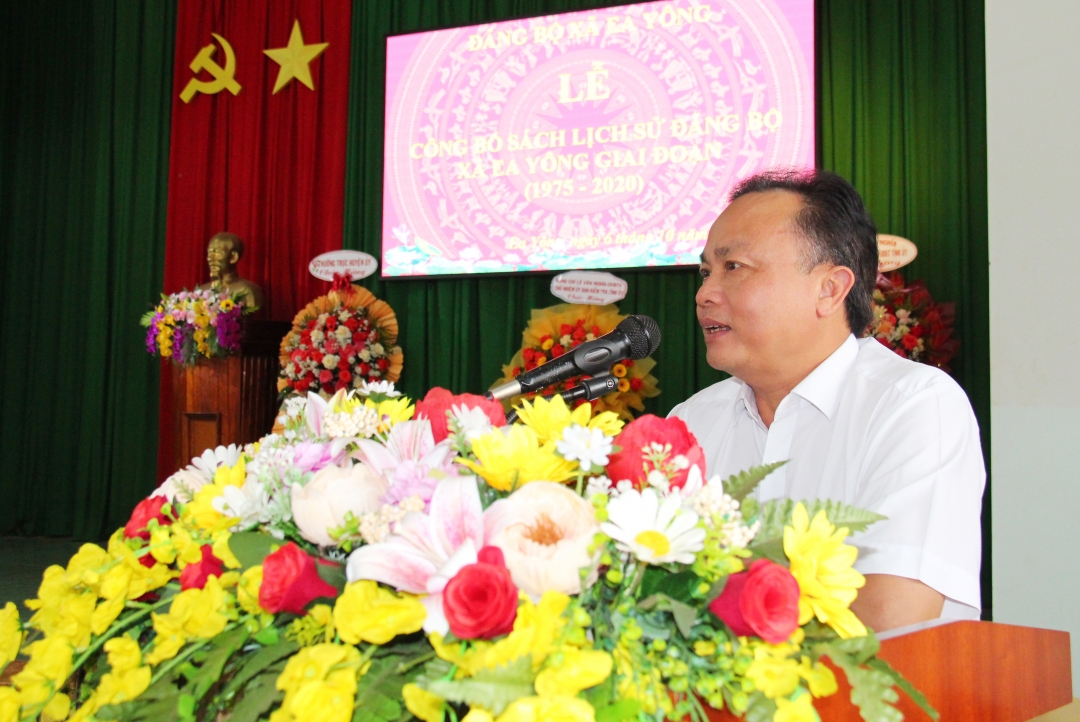Phó Bí thư Thường trực Huyện ủy Krông Pắc phát biểu tại Lễ công bố sách “Lịch sử Đảng bộ xã Ea Yông giai đoạn 1975 – 2020”.