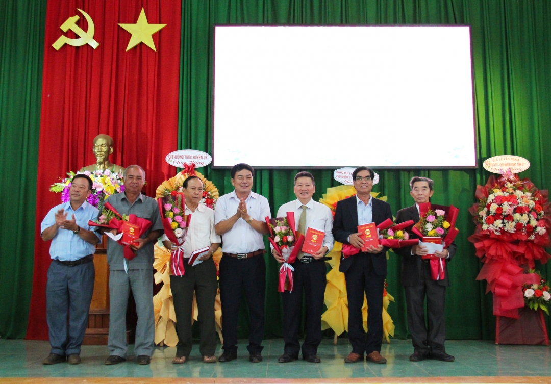 Ban Thường vụ Đảng ủy xã Ea Yông tặng sách Lịch sử Đảng bộ xã Ea Yông giai đoạn 1975 – 2020 cho các đồng chí nguyên Bí thư Đảng ủy xã qua các thời kỳ.