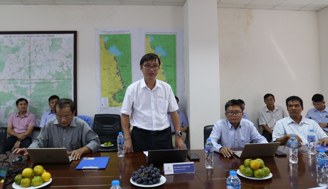 Ông Nguyễn Đức, Phó Giám đốc Công ty Thủy điện Buôn Kuốp thông tin về tình hình thủy văn năm 2023 và vận hành các hồ chứa thủy điện trông sông Sêrêpốk