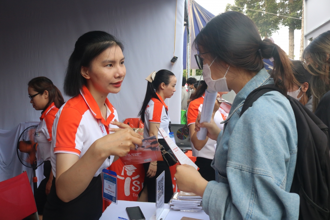 Sinh viên Trường Đại học Tây Nguyên tham gia tư vấn việc làm.