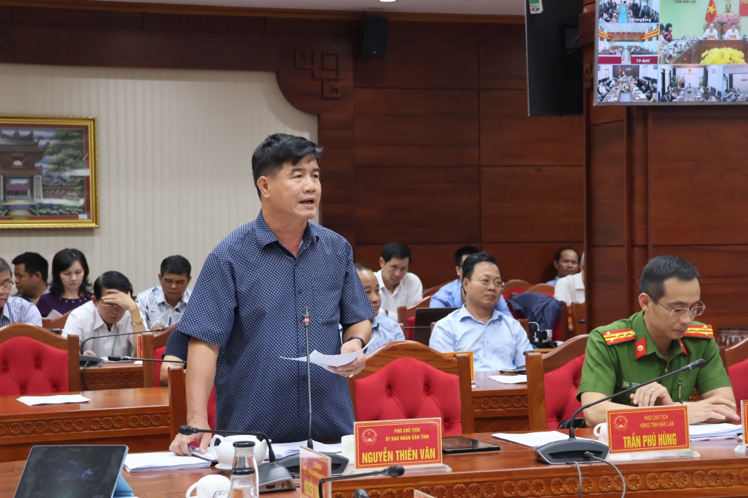 Phó Chủ tịch UBND tỉnh Nguyễn Thiên Văn phát biểu tại tại phiên họp