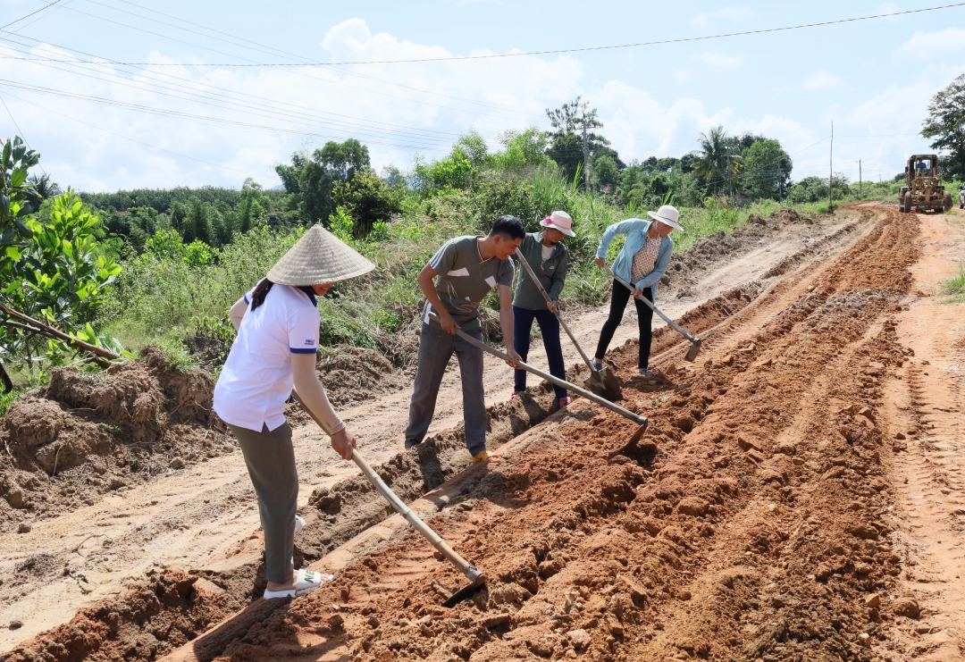 đường giao thông nông thôn ở xã Cư Prông (huyện Ea Kar) đang được đầu tư kiên cố hóa từ nguồn vốn của Chương trình 1719