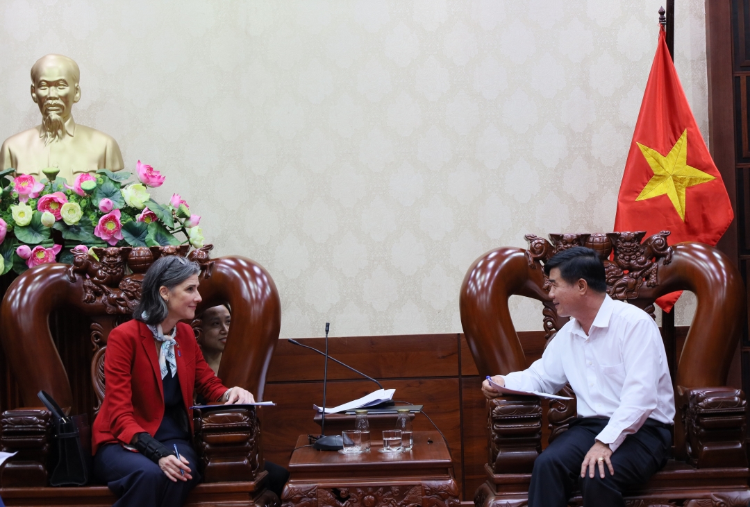 Phó Chủ tịch UBND tỉnh Nguyễn Thiên Văn trao đổi thông tin với bà Ramla Khalidi