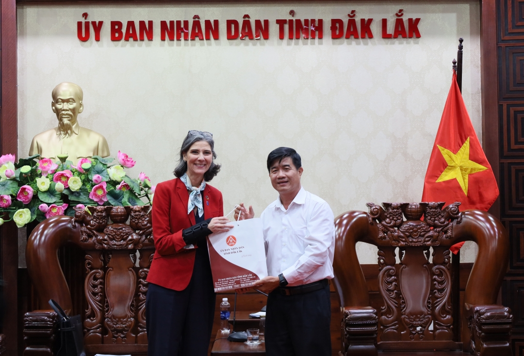 Phó Chủ tịch UBND tỉnh Nguyễn Thiên Văn tặng quà cho bà Ramla Khalidi