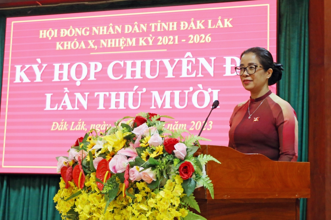 Chủ tịch HĐND tỉnh Huỳnh Thị Chiến Hòa phát biểu bế mạc kỳ họp.