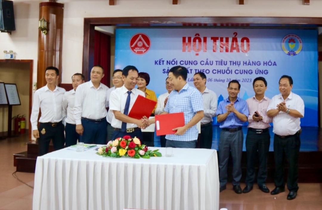 Liên minh HTX thành phố Hà Nội và Liên minh HTX tỉnh ký kết biên bản hợp tác về việc hỗ trợ cung cấp, tiêu thụ các sản phẩm.