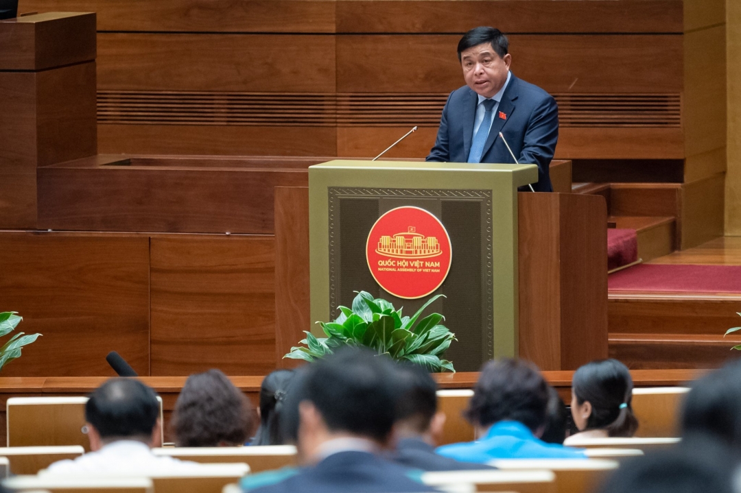 Bộ trưởng Bộ Kế hoạch và Đầu tư Nguyễn Chí Dũng, thừa ủy quyền của Thủ tướng Chính phủ trình bày Báo cáo đánh giá giữa nhiệm kỳ thực hiện Kế hoạch phát triển kinh tế - xã hội 5 năm 2021-2025 và Kế hoạch cơ cấu lại nền kinh tế giai đoạn 2021-2025.