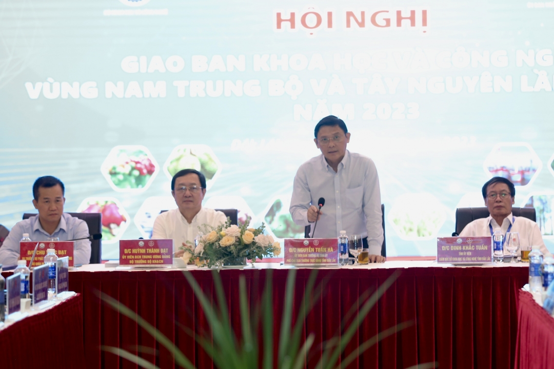 Phó Chủ tịch Thường trực UBND tỉnh Nguyễn Tuấn Hà phát biểu tại hội nghị