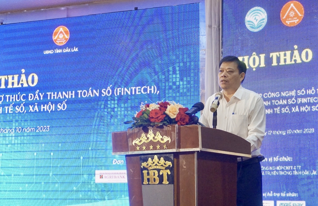Ông Ra Lan Trương Thanh Hà, Phó Giám đốc Sở Thông tin và Truyền trình bày tham luận Nhu cầu chuyển đổi số, phát triển kinh tế số trong thanh toán số tại địa phương.