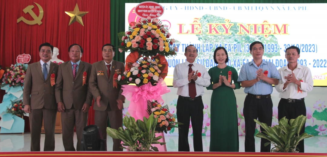 Lãnh đạo huyện MDrắk trao lẵng hoa tặng xã Ea Pil nhân 30 năm ngày thành lập.