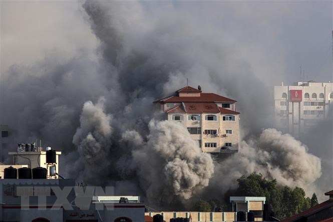 Khói lửa bốc lên từ thành phố Gaza, sau các cuộc oanh kích của không lực Israel nhằm đáp trả các vụ tấn công bằng rocket của Phong trào Hamas. (Ảnh: THX/TTXVN